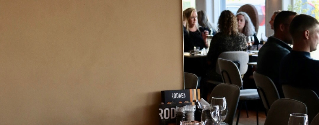 Gedekte tafels bij de ramen in Restaurant Rodaen in Bunnik