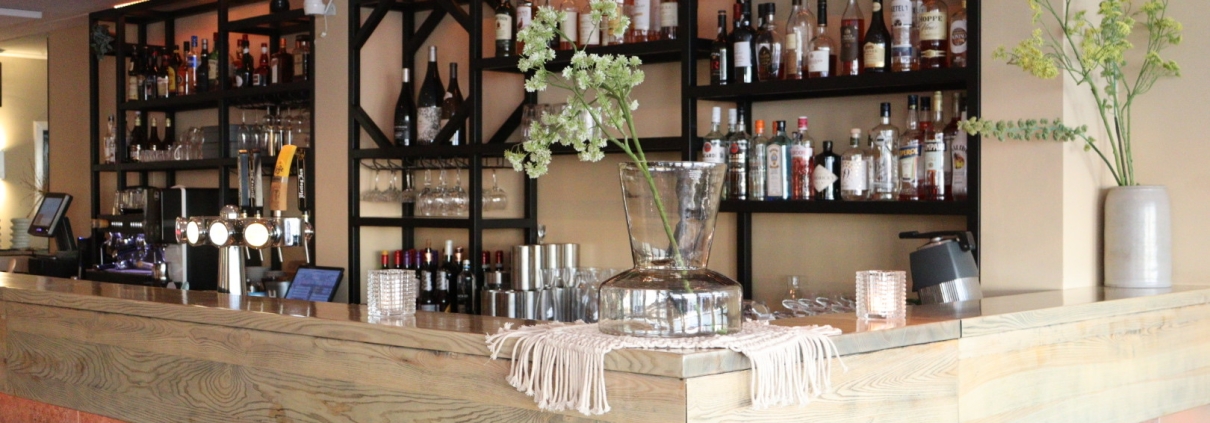 Bar met drankenwand bij Restaurant Rodaen